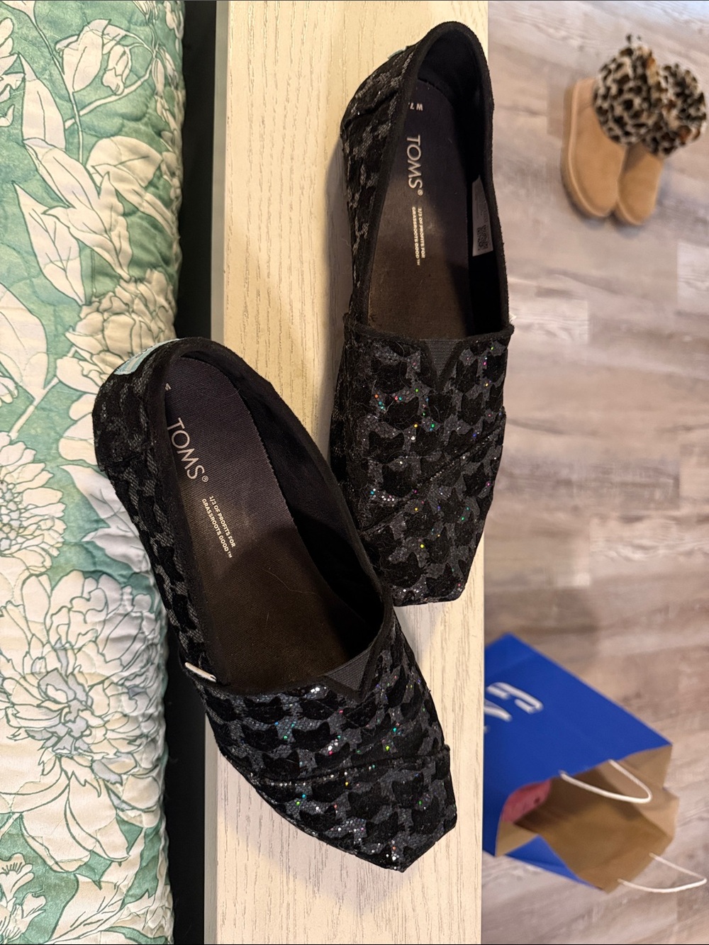 TOMS Black Glitter cat -Pattern Slip-On Flats